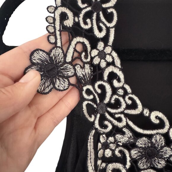 fun 2 fun Embroidered Sleeveless Black Cream Top Floral Applique Size Small - Picture 3 of 6